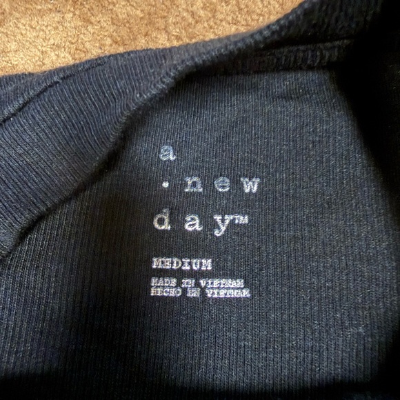 Classic Black Women's Top - Picture 4 of 6